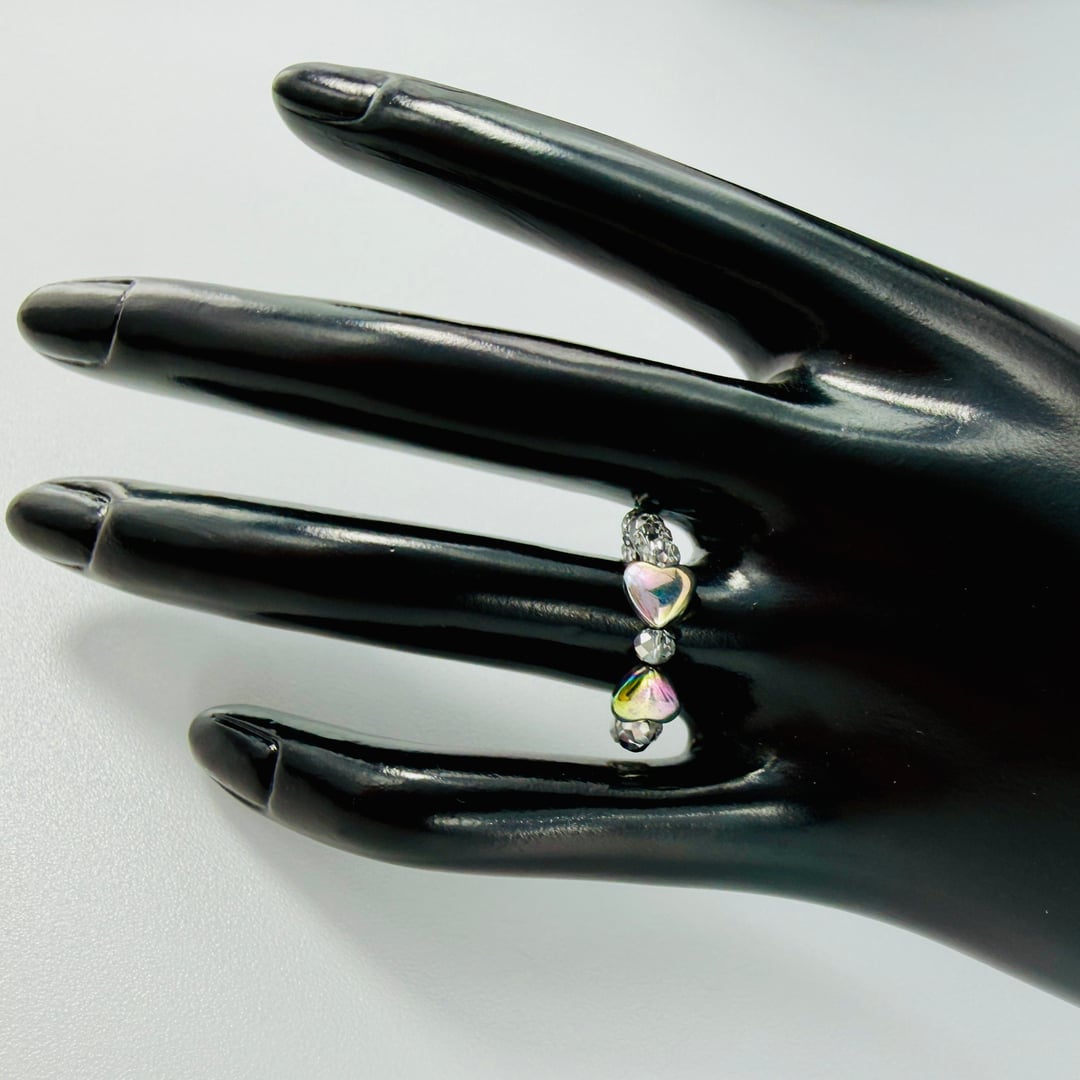 Elastischer Ring mit Hämatit-Herzen in Form einer Schleife und Glasperlen – Rings – mit Silber, Perle (Produktansicht)