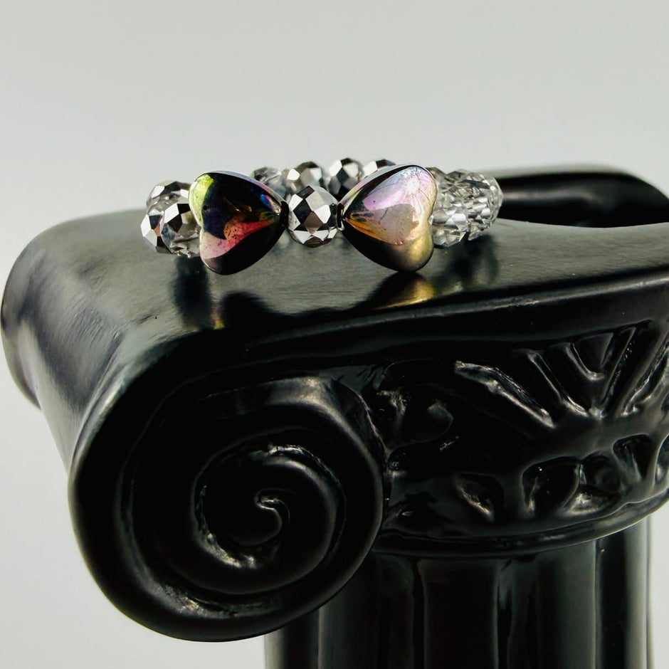 Elastischer Ring mit Hämatit-Herzen in Form einer Schleife und Glasperlen – Produktabbildung 4