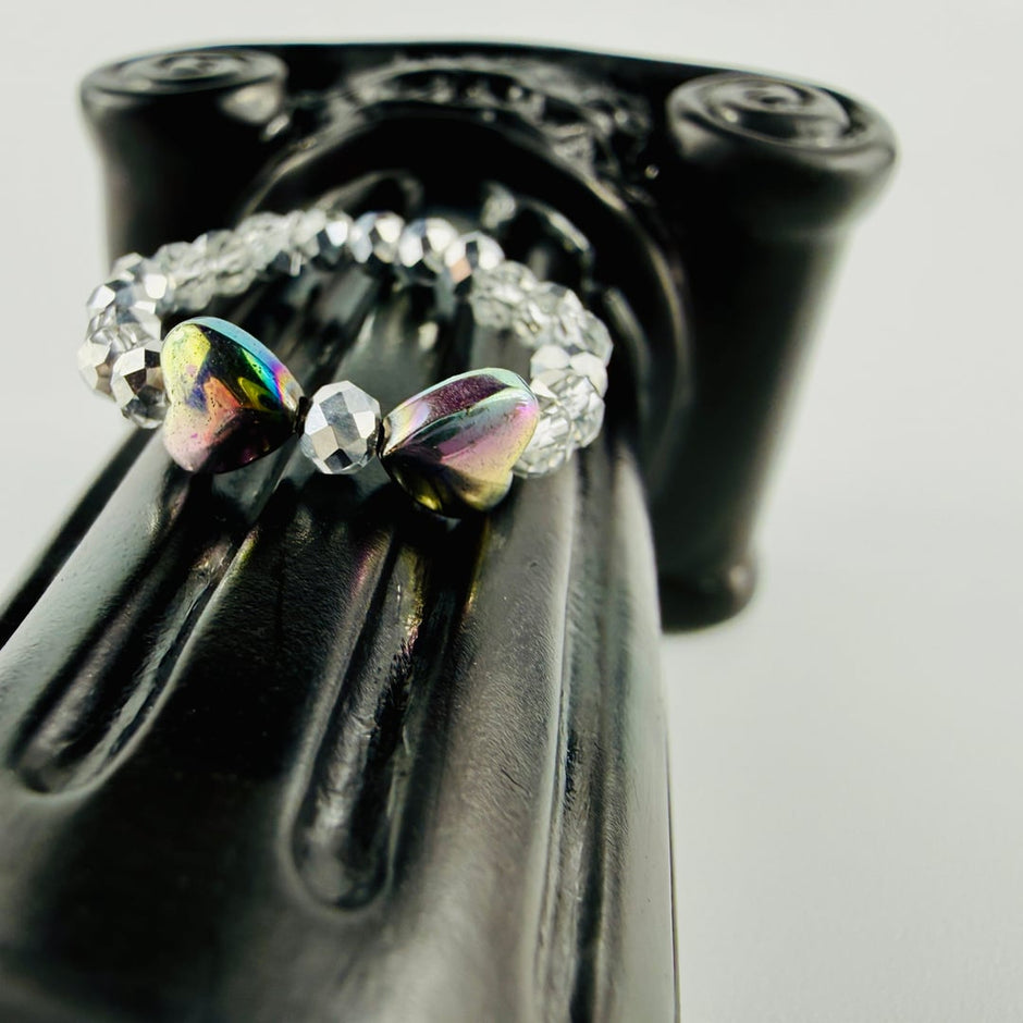 Elastischer Ring mit Hämatit-Herzen in Form einer Schleife und Glasperlen – Produktabbildung 5