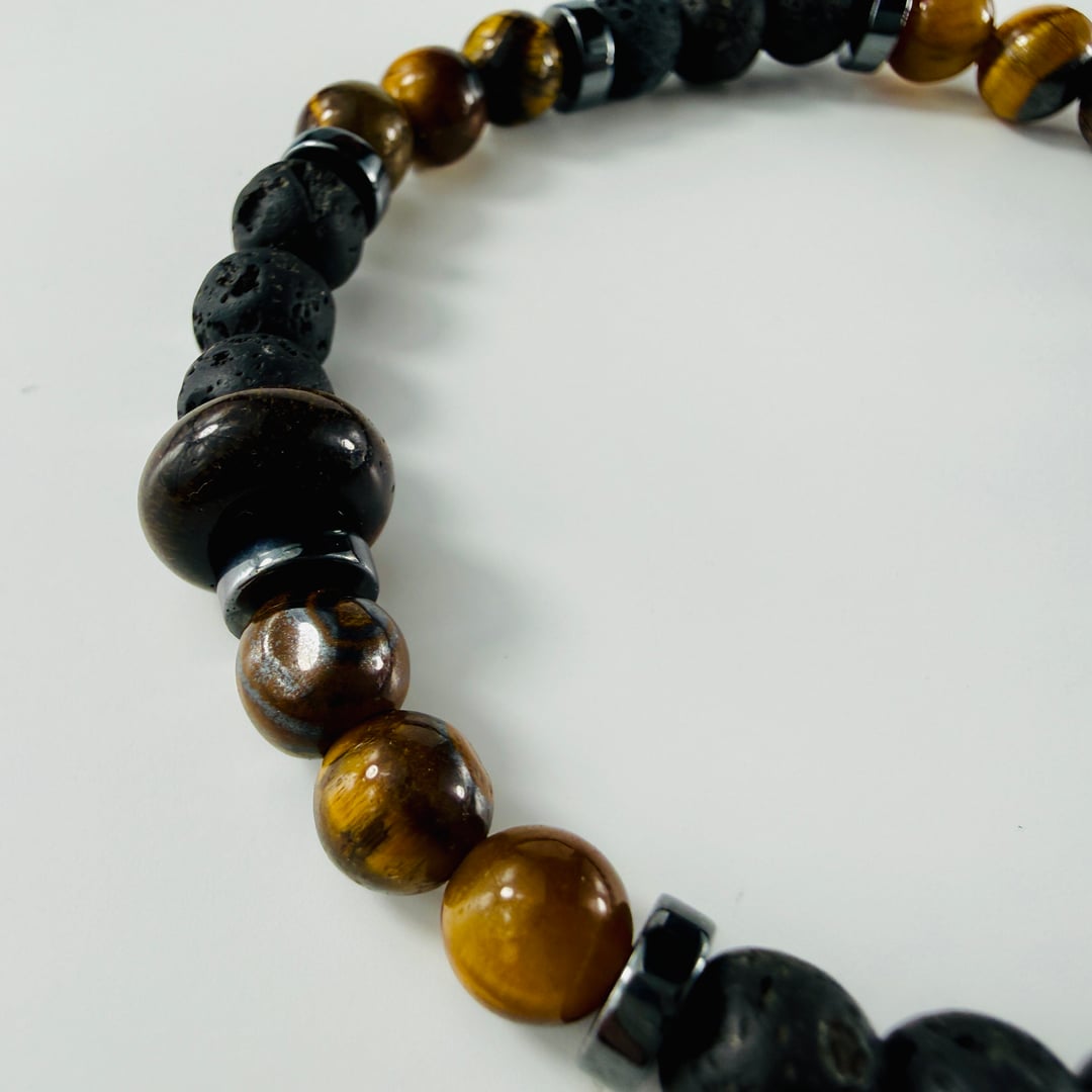 Elastisches Armband aus braunem Tigerauge und Lavasteinen kombiniert mit silbrigem Hämatit – Produktabbildung 5