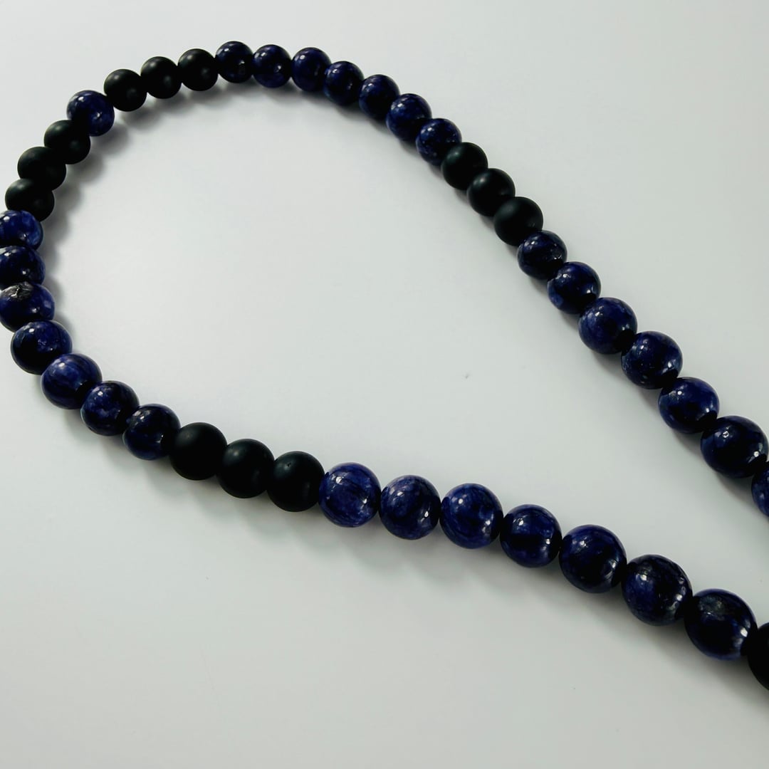 Elegante Halskette mit violetten Charoit und schwarzmatten Onyx – Halsketten – mit Perle, Silber (Produktansicht)