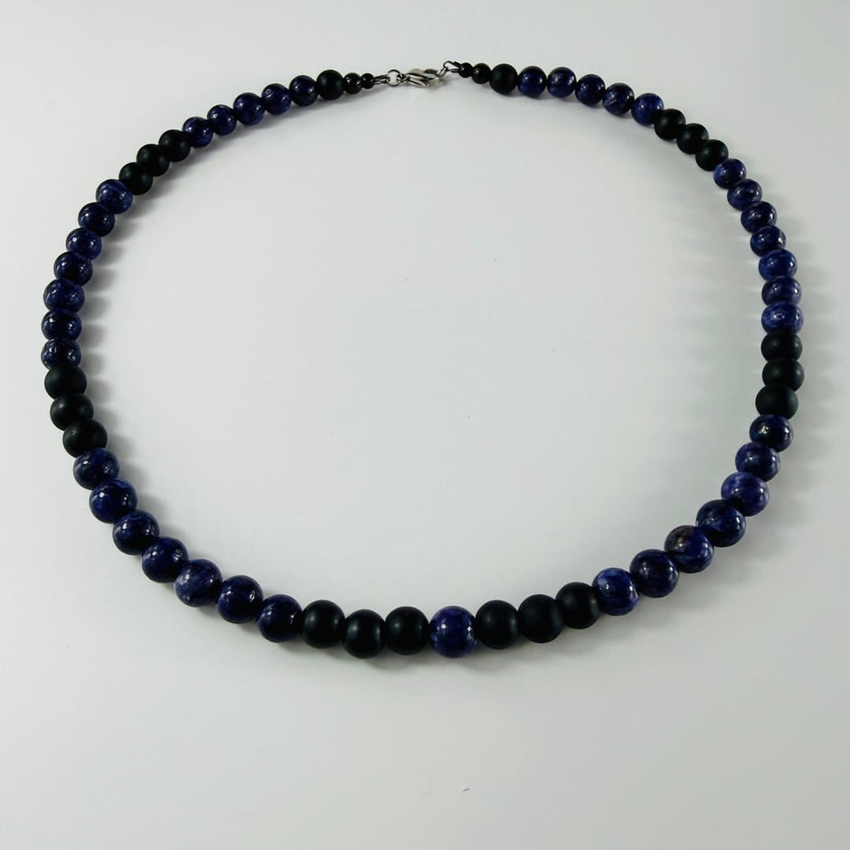 Elegante Halskette mit violetten Charoit und schwarzmatten Onyx – Halsketten – mit Perle, Silber (Produktansicht)