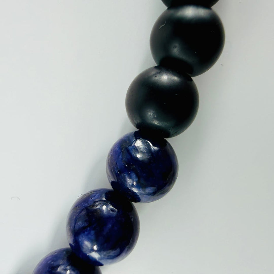 Elegante Halskette mit violetten Charoit und schwarzmatten Onyx – Halsketten – mit Perle, Silber (Produktansicht)