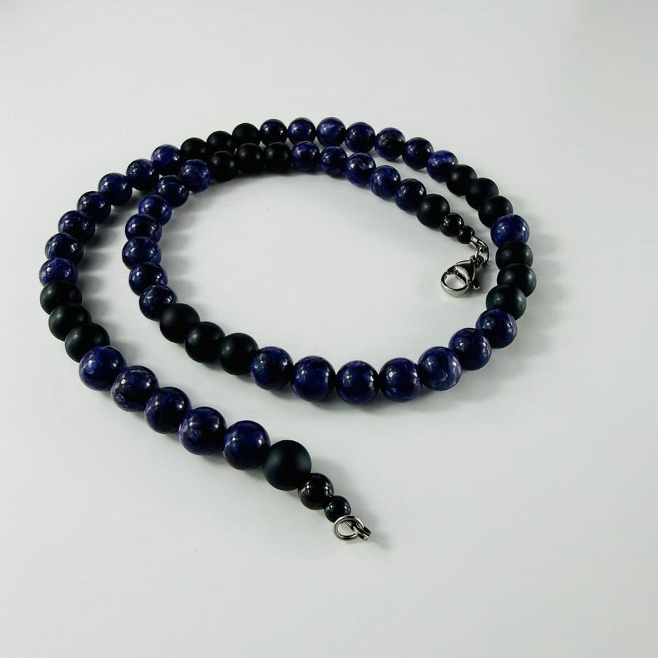 Elegante Halskette mit violetten Charoit und schwarzmatten Onyx – Halsketten – mit Perle, Silber (Produktansicht)