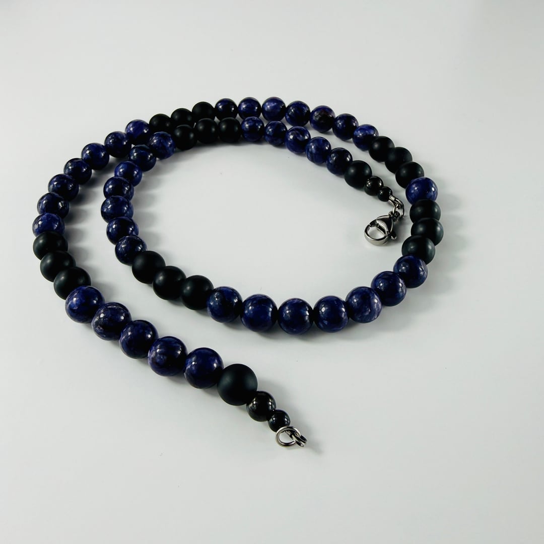 Elegante Halskette mit violetten Charoit und schwarzmatten Onyx – Halsketten – mit Perle, Silber (Produktansicht)