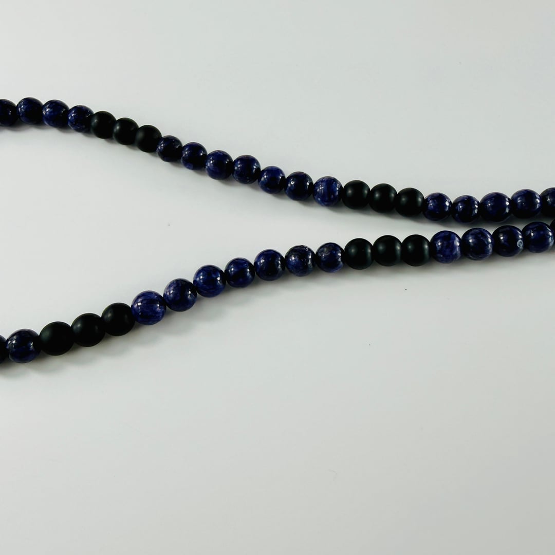 Elegante Halskette mit violetten Charoit und schwarzmatten Onyx – Produktabbildung 6