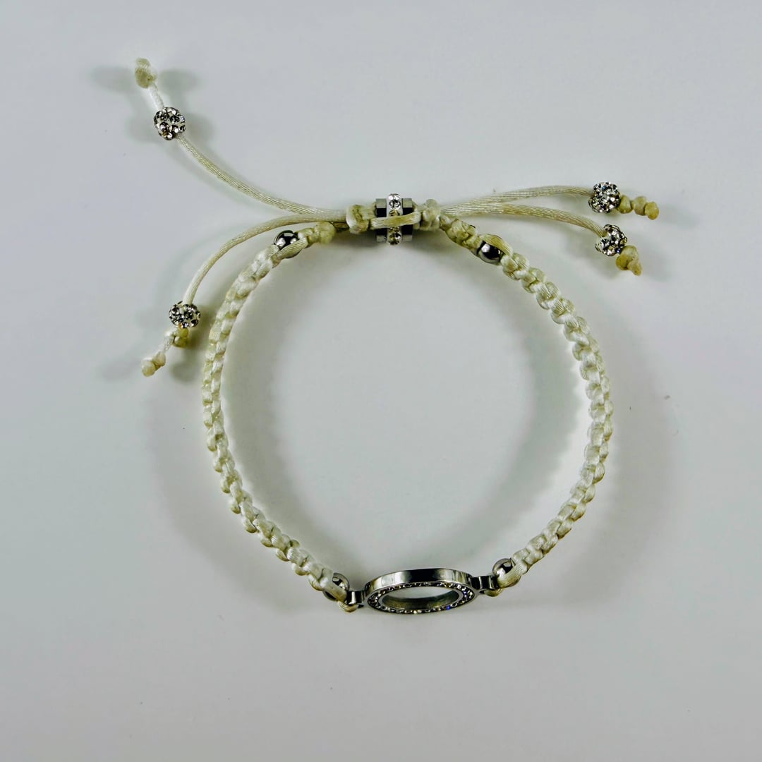 Elegantes geknüpftes Makramee Armband mit einem mit Zirkonia besetzten Edelstahlring und funkelnden Akzenten – Bracelets – m…