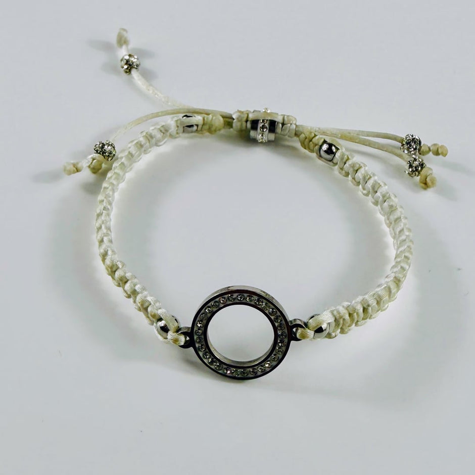 Elegantes geknüpftes Makramee Armband mit einem mit Zirkonia besetzten Edelstahlring und funkelnden Akzenten – Produktabbild…