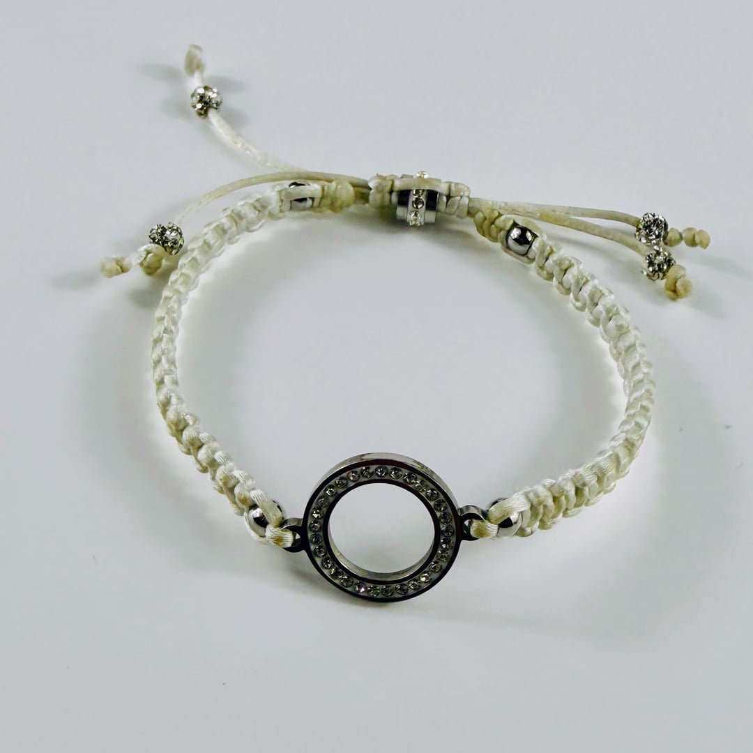 Elegantes geknüpftes Makramee Armband mit einem mit Zirkonia besetzten Edelstahlring und funkelnden Akzenten – Produktabbild…