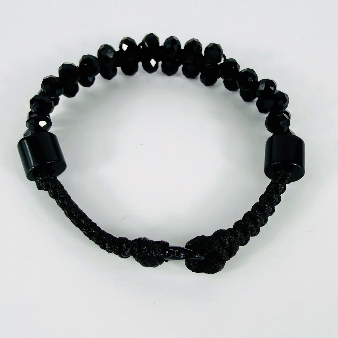 Elegantes zweireihiges Armband aus facettierten Glasperlen und Obsidian Edelstein-Elementen – Produktabbildung 4