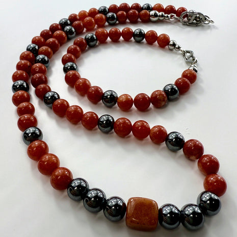 Handgemachtes Schmuckset aus Karneol- und Hämatit-Perlen,  bestehend aus Halskette und Armband