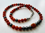 Handgemachtes Schmuckset aus Karneol- und Hämatit-Perlen,  bestehend aus Halskette und Armband