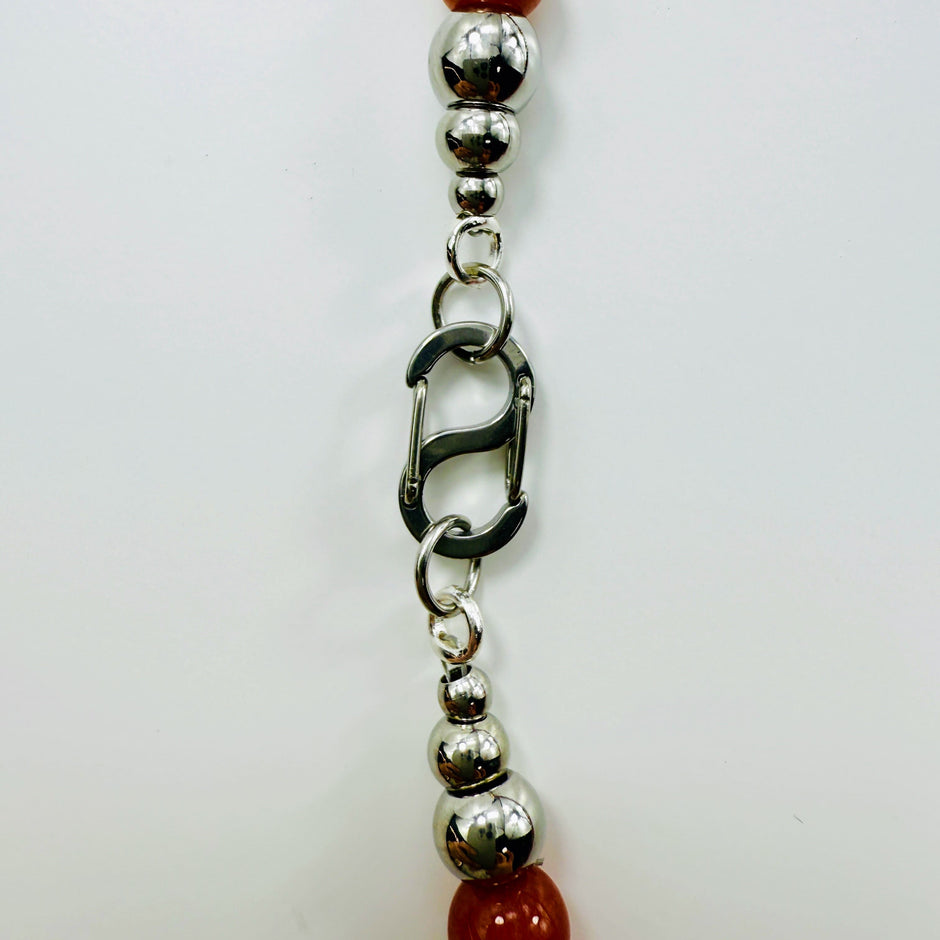 Handgemachtes Schmuckset aus Karneol- und Hämatit-Perlen,  bestehend aus Halskette und Armband. Detailansicht des Verschlusses.