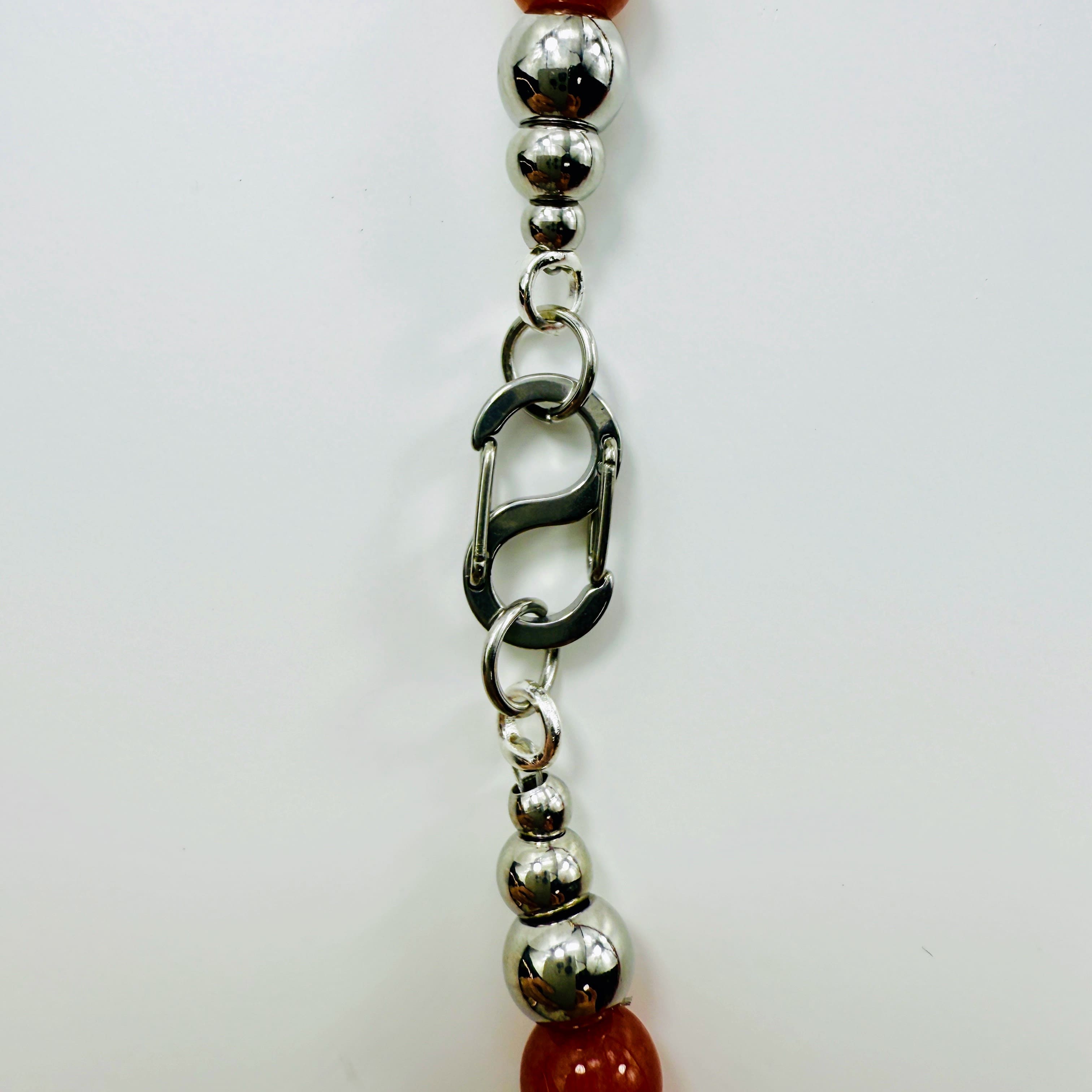 Handgemachtes Schmuckset aus Karneol- und Hämatit-Perlen,  bestehend aus Halskette und Armband. Detailansicht des Verschlusses.