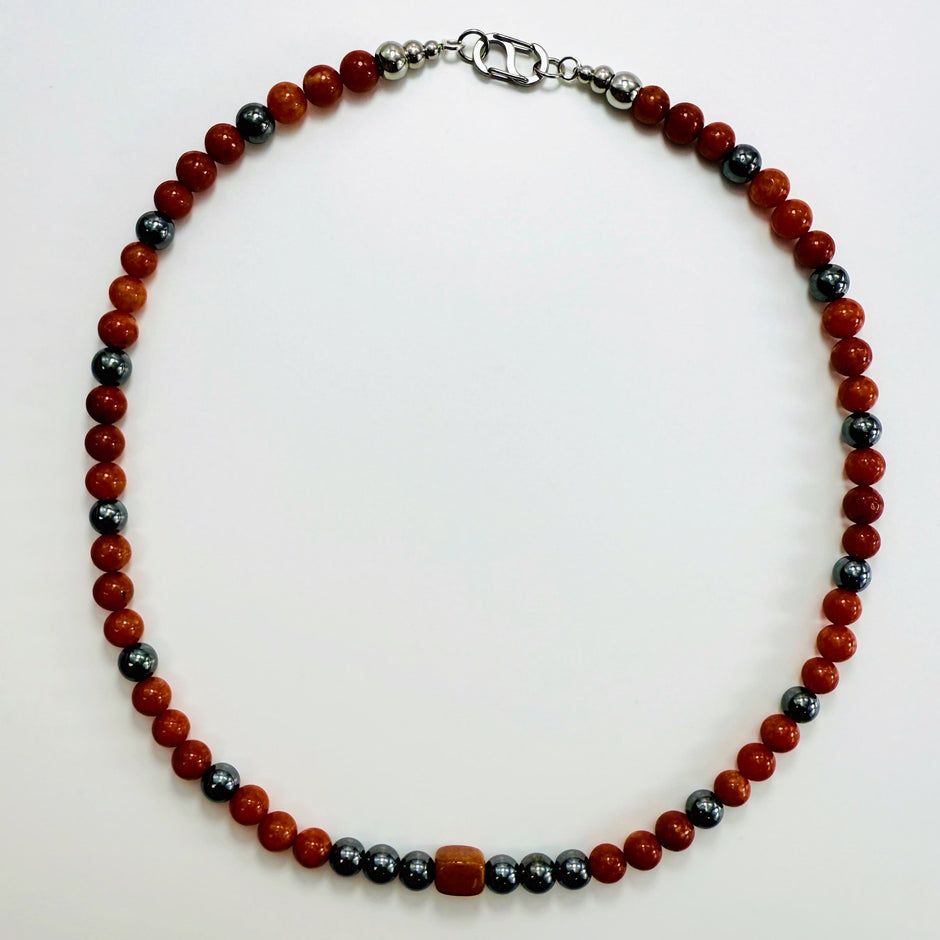 Handgemachtes Schmuckset aus Karneol- und Hämatit-Perlen,  bestehend aus Halskette und Armband. Komplettansicht der Halsette.