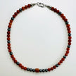 Handgemachtes Schmuckset aus Karneol- und Hämatit-Perlen,  bestehend aus Halskette und Armband. Komplettansicht der Halsette.