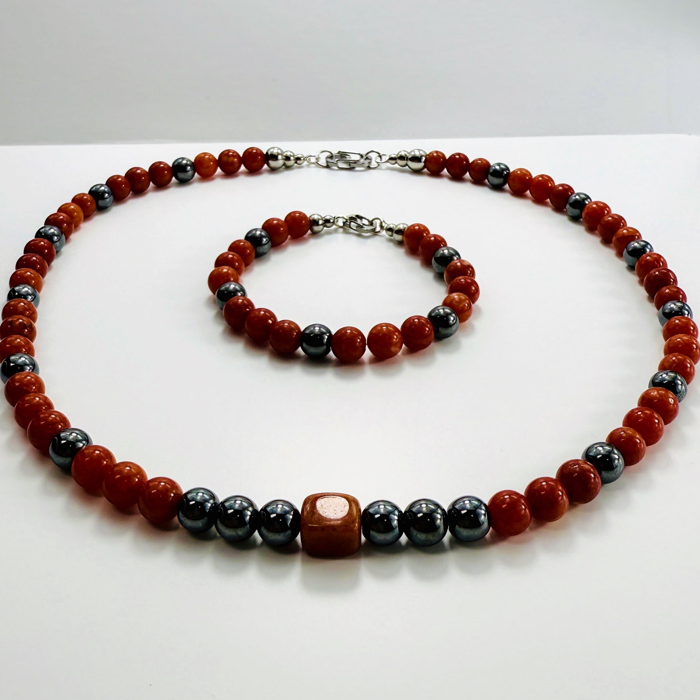 Handgemachtes Schmuckset aus Karneol- und Hämatit-Perlen,  bestehend aus Halskette und Armband. Komplette Set-Ansicht.