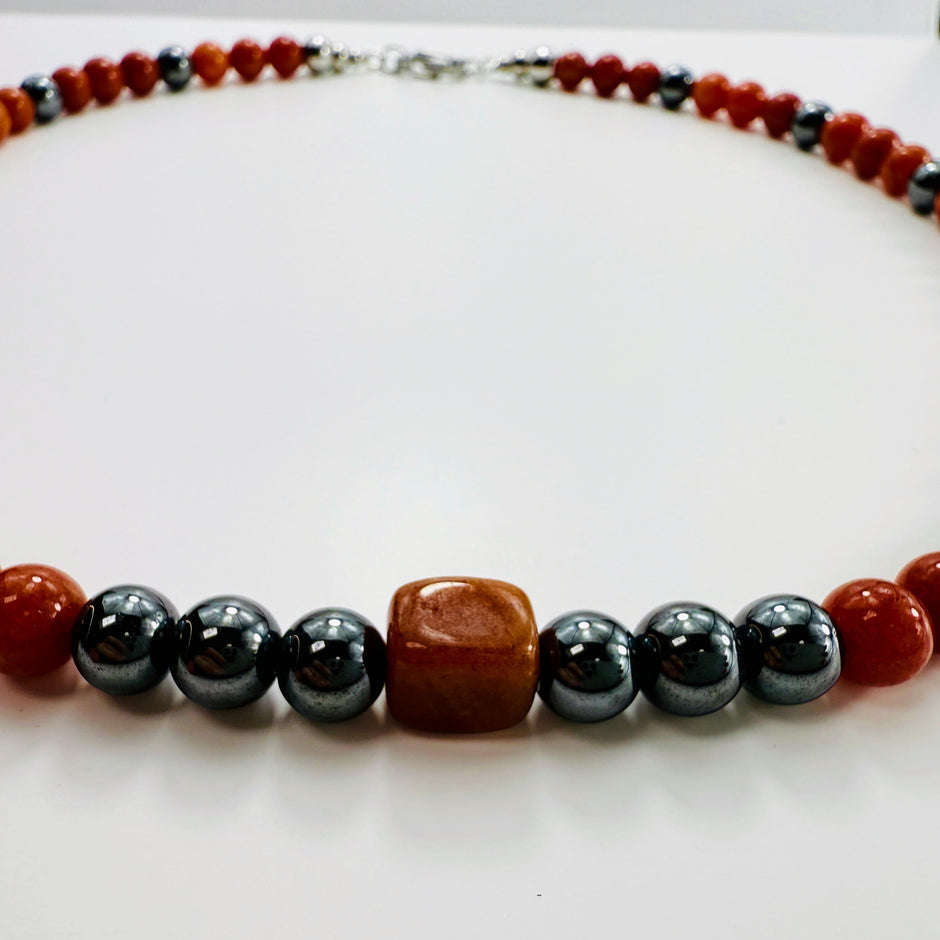 Handgemachtes Schmuckset aus Karneol- und Hämatit-Perlen,  bestehend aus Halskette und Armband. Detailansicht Schmuckstein aus Karneol.