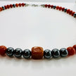 Handgemachtes Schmuckset aus Karneol- und Hämatit-Perlen,  bestehend aus Halskette und Armband. Detailansicht Schmuckstein aus Karneol.