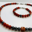 Handgemachtes Schmuckset aus Karneol- und Hämatit-Perlen,  bestehend aus Halskette und Armband