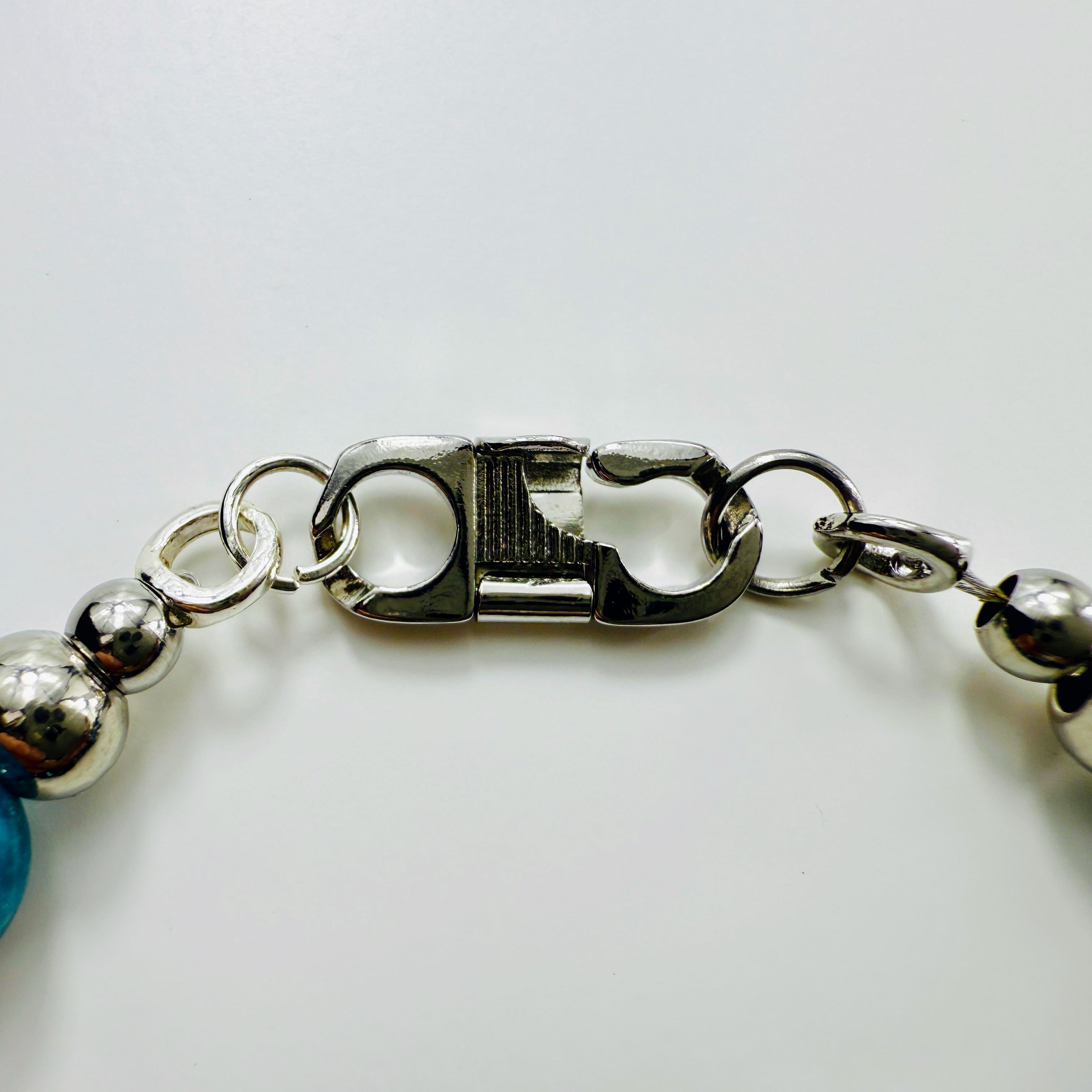 Close-up der Armband-Verschlüsse mit silberfarbenem Karabiner.