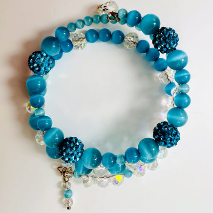 Blaues Armband aus Katzenaugen und funkelnden Glasperlen, handgefertigt auf Erinnerungsdraht.