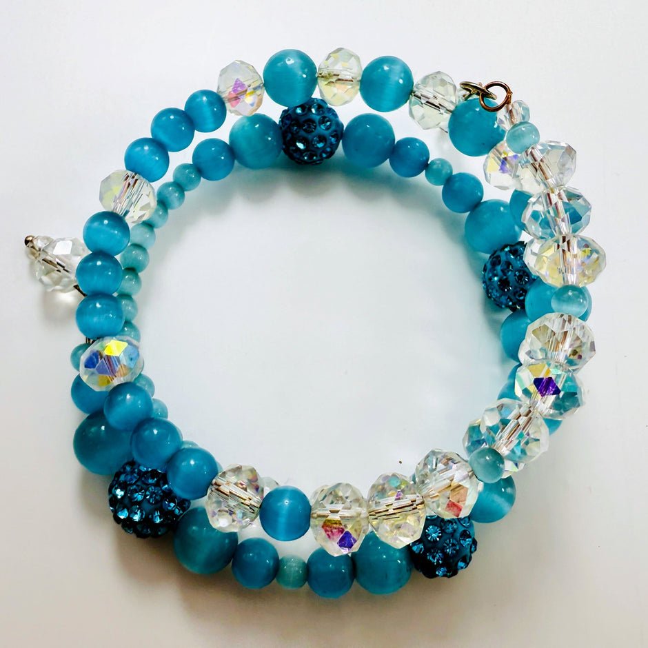 Blaues Armband aus Katzenaugen und funkelnden Glasperlen, handgefertigt auf Erinnerungsdraht.
