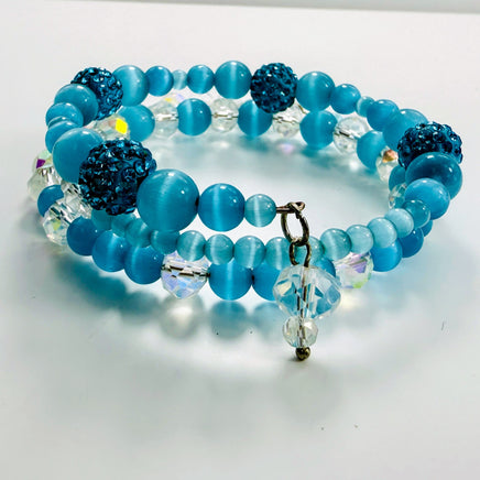 Blaues Armband aus Katzenaugen und funkelnden Glasperlen, handgefertigt auf Erinnerungsdraht.
