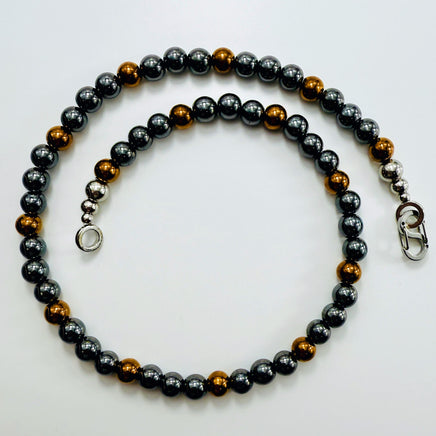 Oberansicht der Hämatit-Kette mit silbernem Karabiner-Verschluss und symmetrischem Perlenmuster