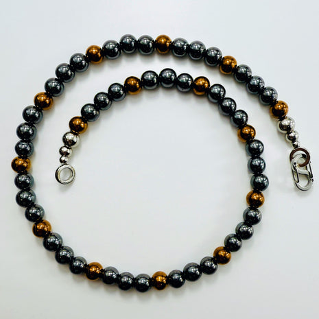 Oberansicht der Hämatit-Kette mit silbernem Karabiner-Verschluss und symmetrischem Perlenmuster