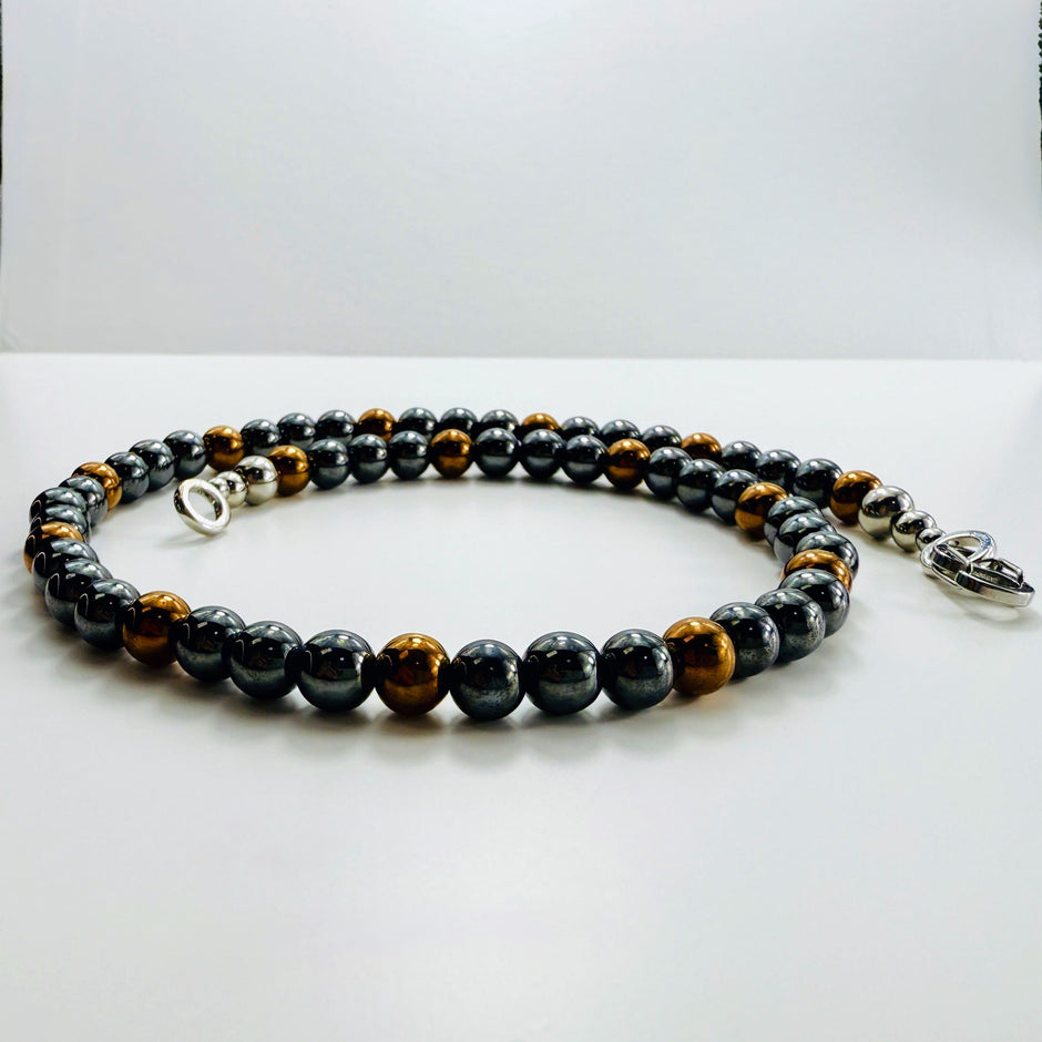 Oberansicht der Hämatit-Kette mit silbernem Karabiner-Verschluss und symmetrischem Perlenmuster