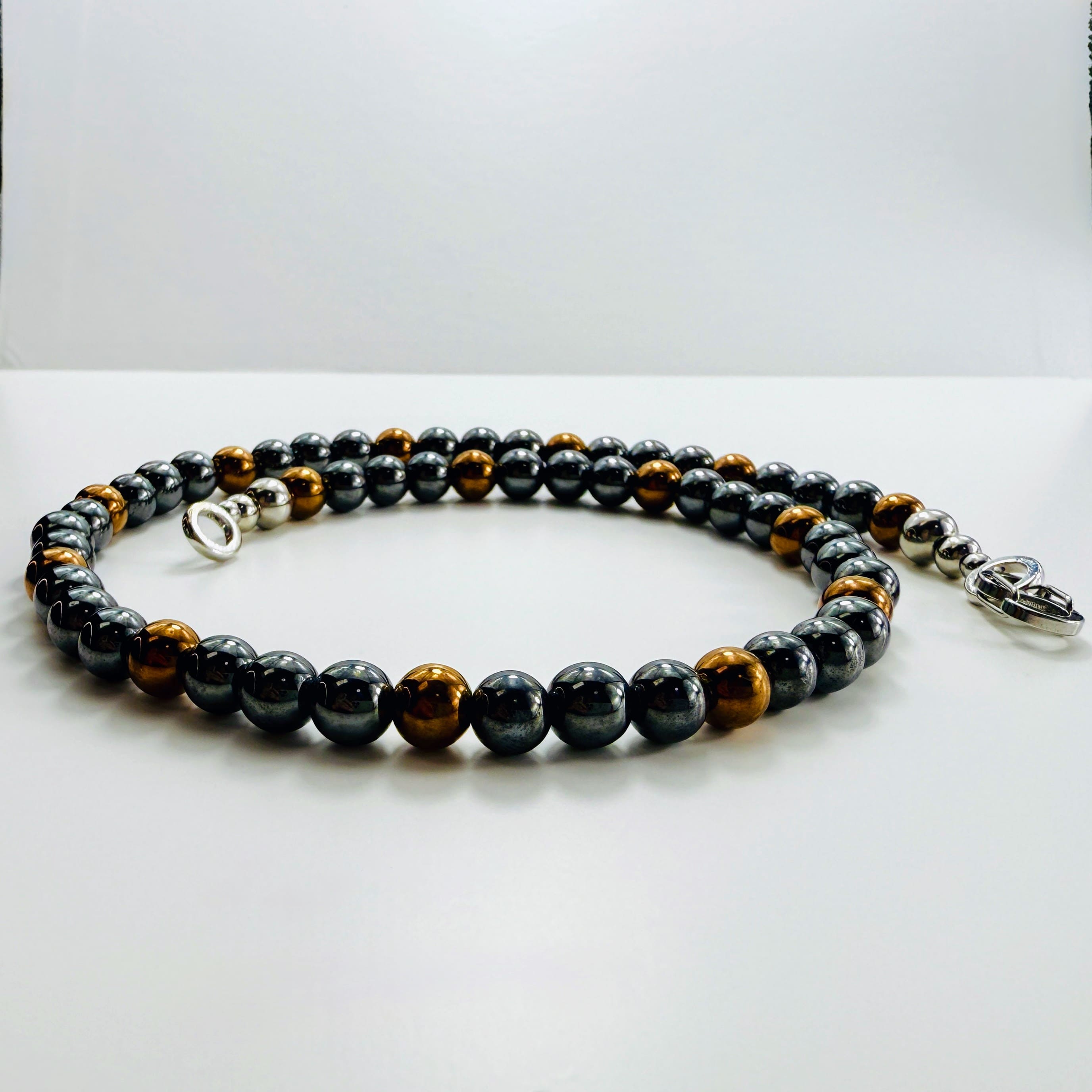 Oberansicht der Hämatit-Kette mit silbernem Karabiner-Verschluss und symmetrischem Perlenmuster