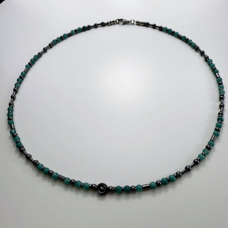 Feine Halskette aus Aquamarin-Perlen und glänzenden Edelstahlelementen, handgefertigt in der Schweiz.