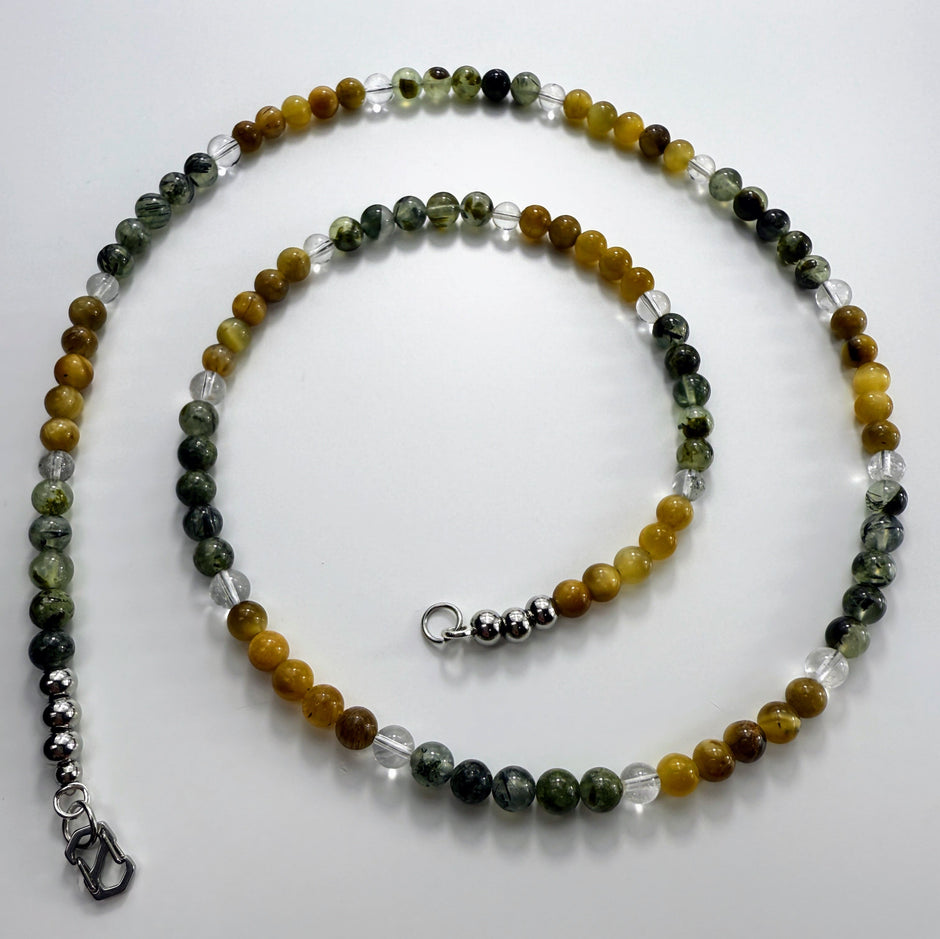Lange Halskette mit 6 mm Prehnit, goldenem Tigerauge und Bergkristall in Gesamtansicht