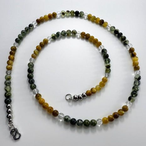 Lange Halskette mit 6 mm Prehnit, goldenem Tigerauge und Bergkristall in Gesamtansicht