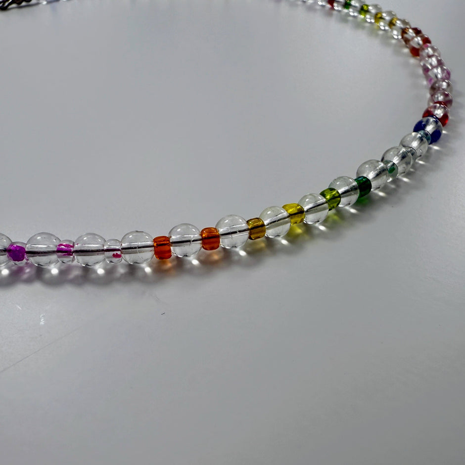 Nahaufnahme der handgemachten Regenbogenkette mit Bergkristall-Perlen