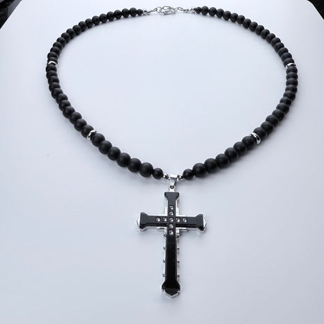Detaillierte Nahaufnahme der schwarzen Kreuzkette aus Onyx und Edelstahl