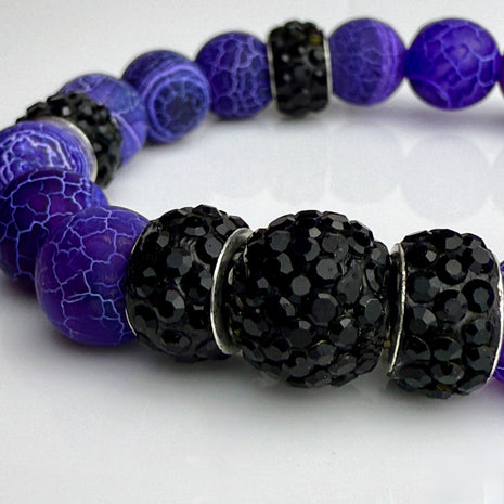 Handgefertigtes lila Drachenschuppen-Armband aus Achat und Strass in Schwarz von Elurea, in Schweizer Handarbeit gefertigt und individuell anpassbar im 'Style it yourself'-Konzept, aus hochwertigen Materialien.