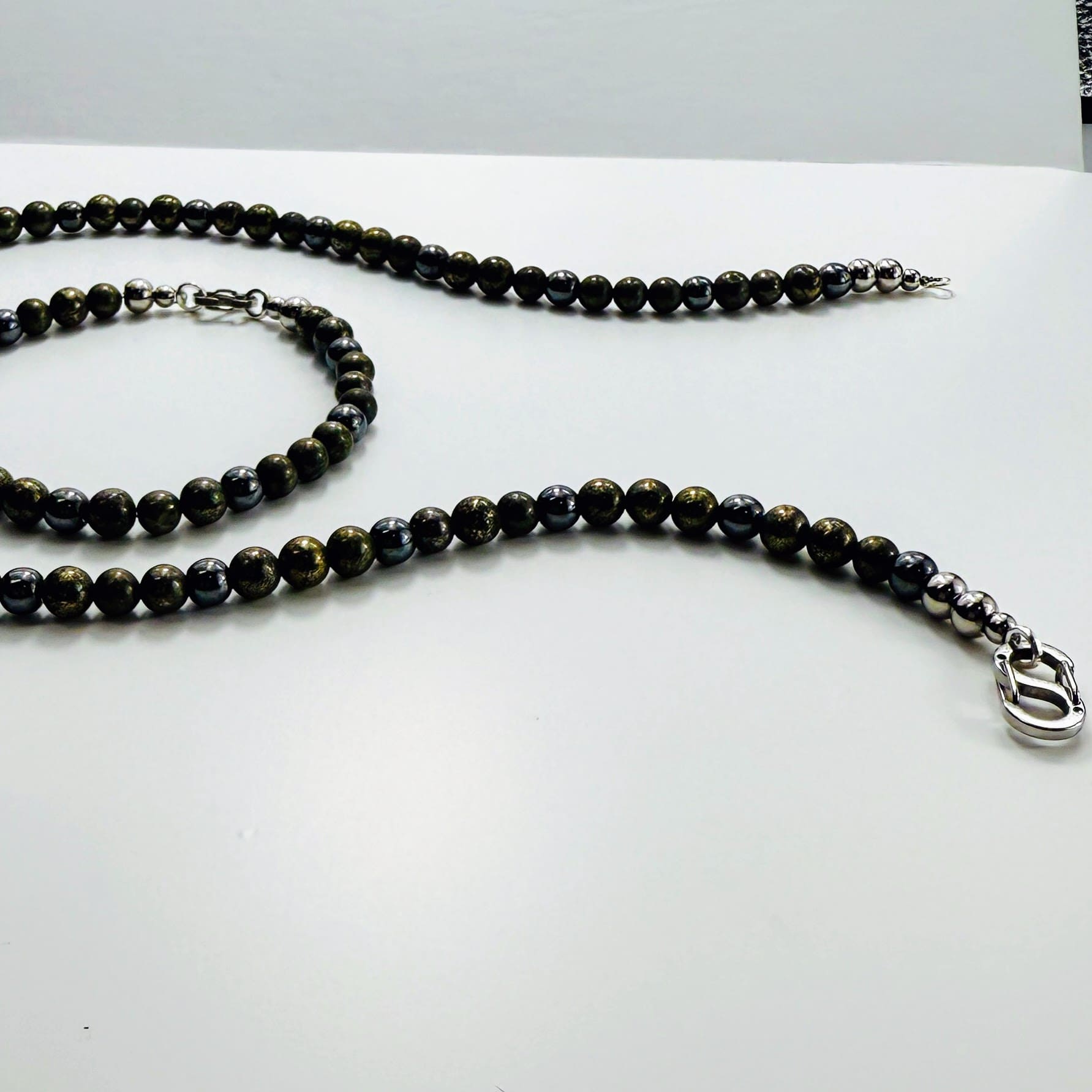Handgefertigter Schmuck mit metallischem Glanz aus Natursteinen