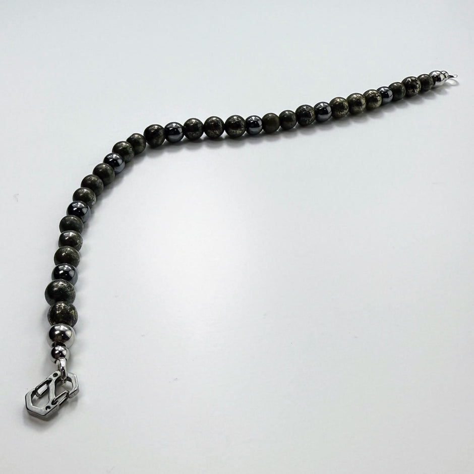 Handgefertigter Schmuck mit metallischem Glanz aus Natursteinen