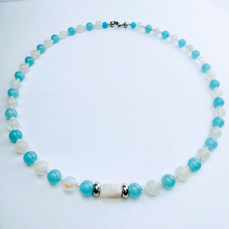 Handgefertigte Mondstein-Aquamarin Damenhalskette von Elurea, mit zart schimmernden Weiß-Blauen Edelsteinen, individuell anpassbar im ‚Style it yourself' Konzept und in der Schweiz gefertigt.