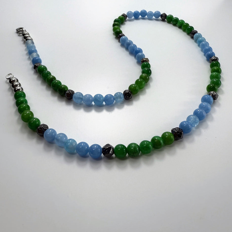 Perlenkette mit grünem Aventurin, hellblauem Aquamarin und facettiertem Lavastein.