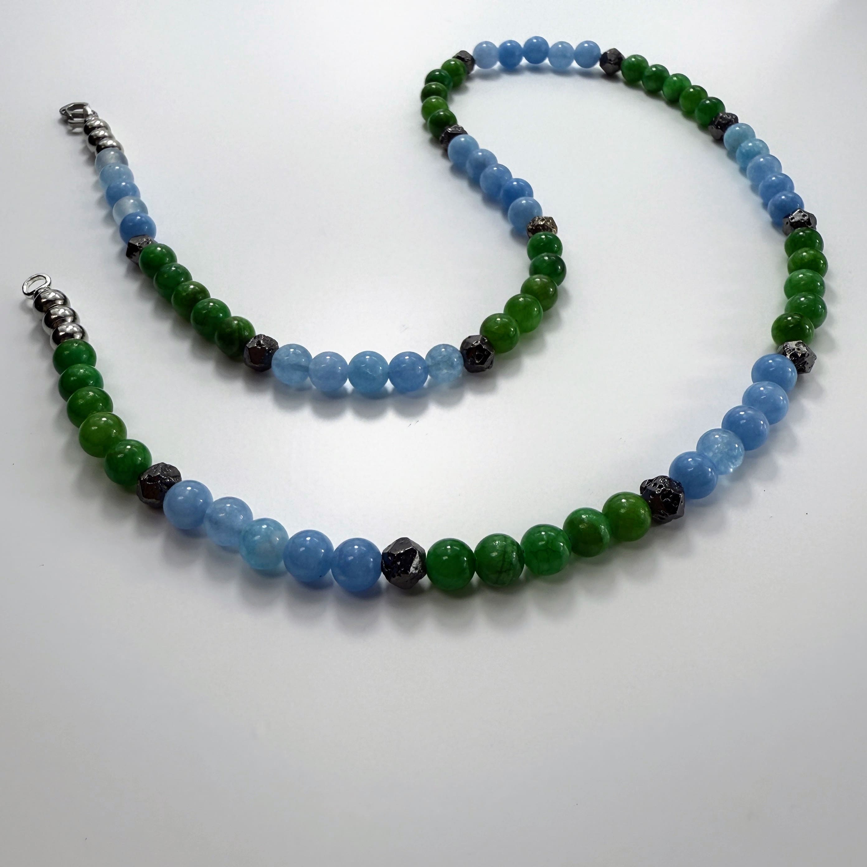 Perlenkette mit grünem Aventurin, hellblauem Aquamarin und facettiertem Lavastein.