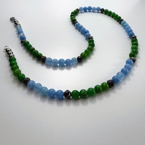 Perlenkette mit grünem Aventurin, hellblauem Aquamarin und facettiertem Lavastein.