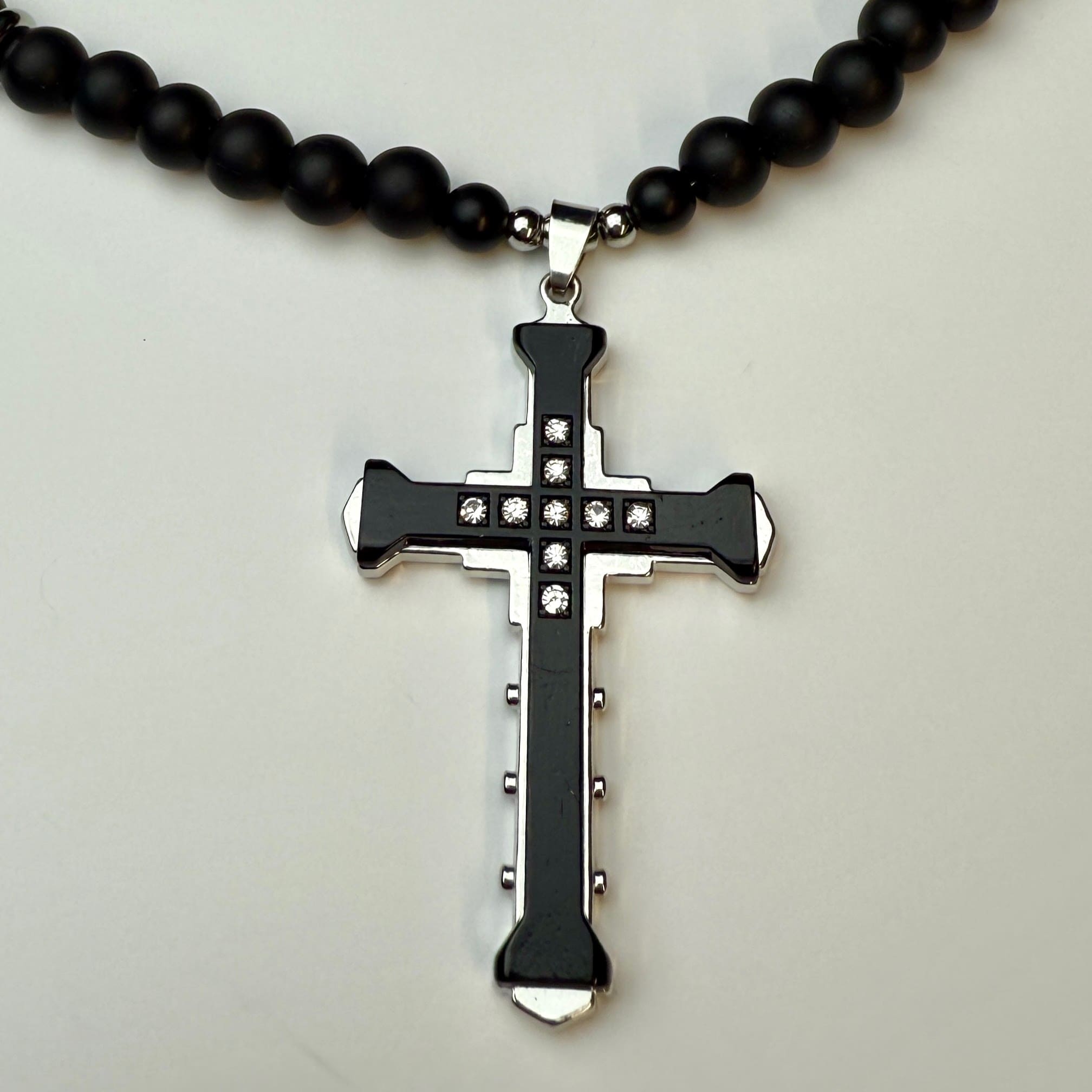 Herrenkette mit Onyx-Perlen und dominantem Edelstahlkreuz in Schwarz
