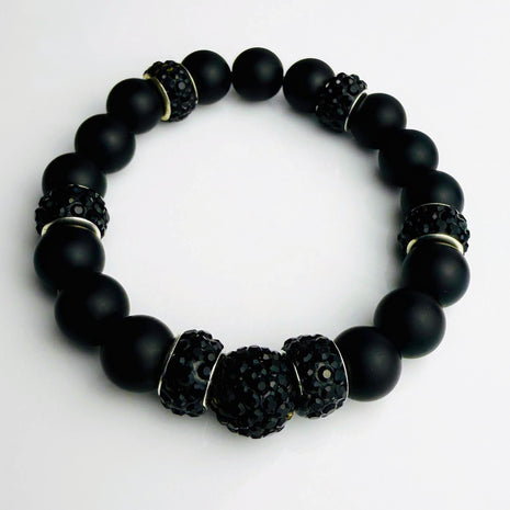 Handgefertigtes Onyx-Armband mit schwarzen Perlen und Strass-Highlights von Elurea, in Schweizer Handarbeit gefertigt und individuell anpassbar im 'Style it yourself'-Konzept, aus hochwertigen Materialien.