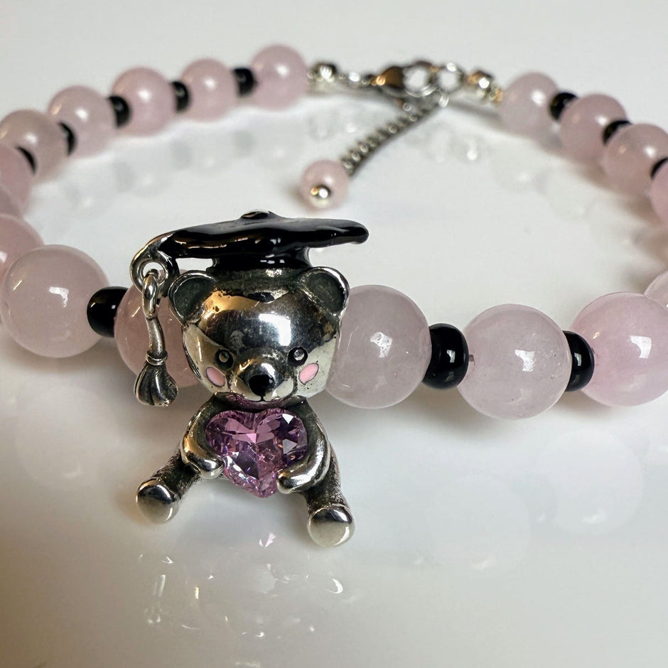 Handgefertigtes Rosenquarz-Armband mit Teddybär-Anhänger von Elurea, in Schweizer Handarbeit gefertigt und individuell anpassbar im 'Style it yourself'-Konzept, aus hochwertigen Edelsteinen.