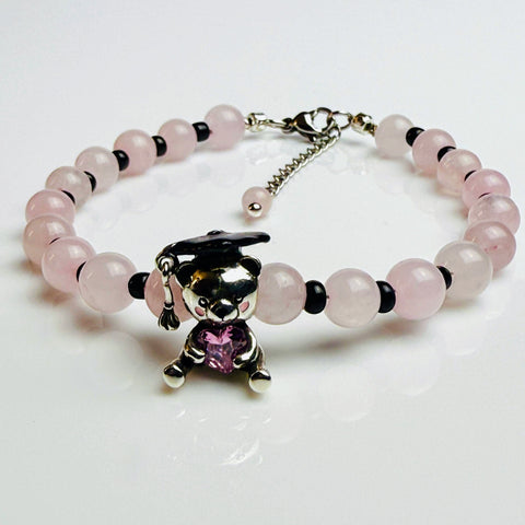 Handgefertigtes Rosenquarz-Armband mit Teddybär-Anhänger von Elurea, in Schweizer Handarbeit gefertigt und individuell anpassbar im 'Style it yourself'-Konzept, aus hochwertigen Edelsteinen.