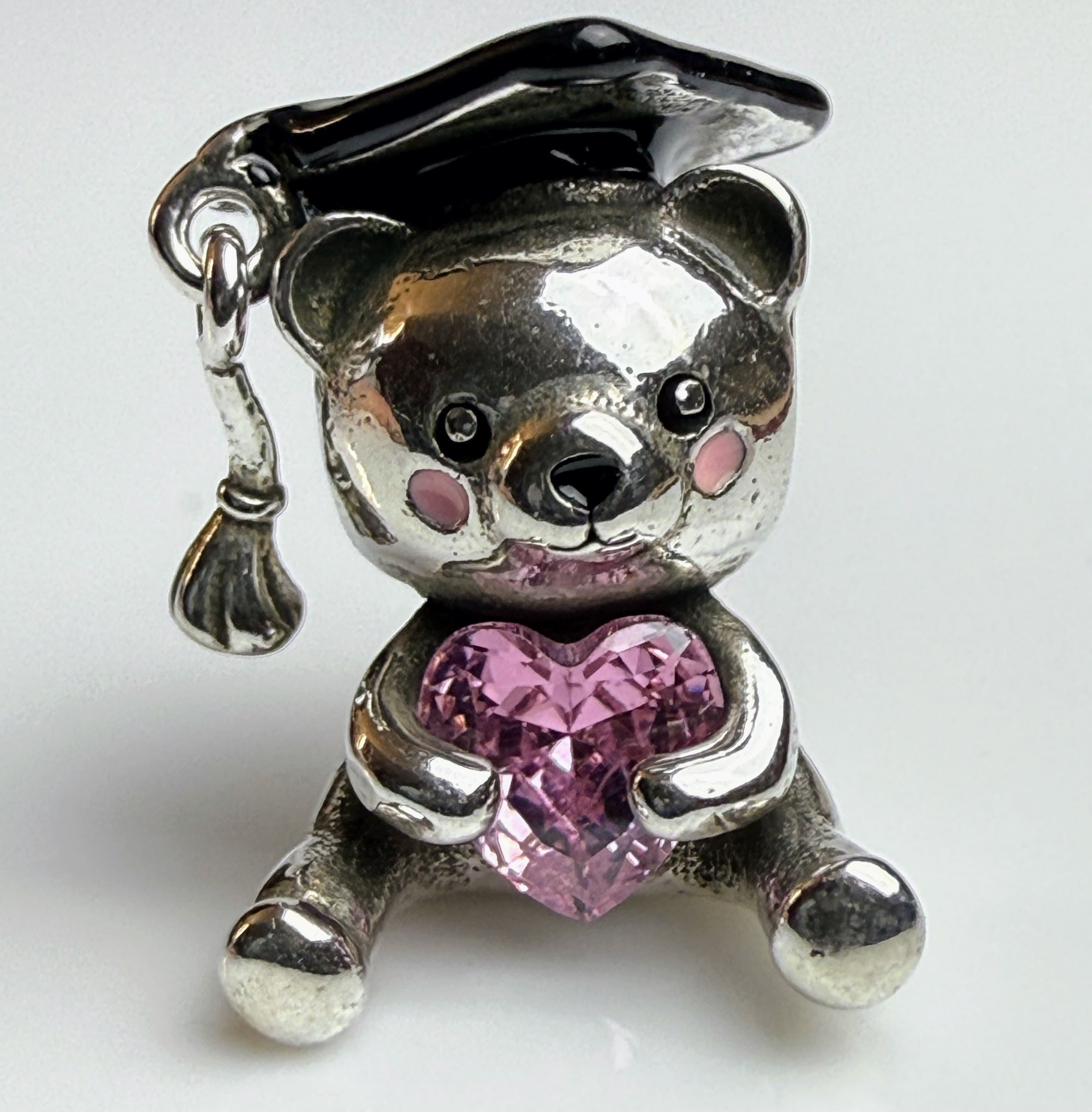 Handgefertigtes Rosenquarz-Armband mit Teddybär-Anhänger von Elurea, in Schweizer Handarbeit gefertigt und individuell anpassbar im 'Style it yourself'-Konzept, Teddybär-Anhänger