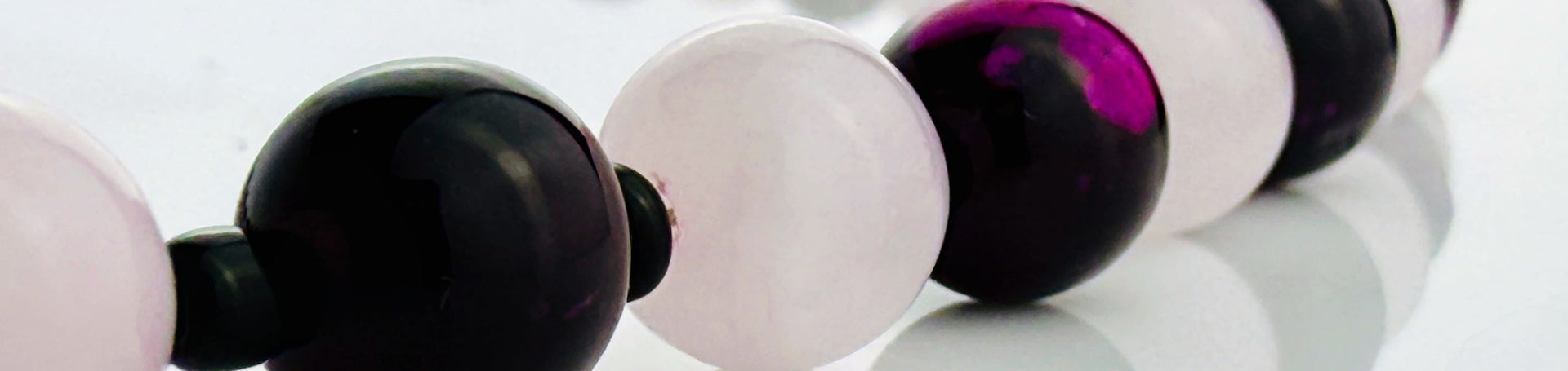 Handgefertigte Rosenquarz-Jaspis Damenhalskette von Elurea, hergestellt in der Schweiz, mit zarten rosa Edelsteinen und Rocaille-Perlen, individuell anpassbar im ‚Style it yourself‘ Konzept.